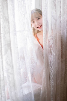 野外吮她的花蒂两男一女